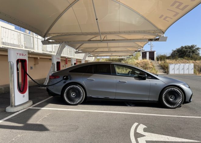 Cada vez hay más y mejores enchufes para coches eléctricos pero Tesla sigue liderando. La receta: cargadores baratos y fiables
